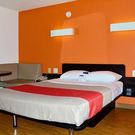 Motel 6 Boston South - Брейнтри Экстерьер фото