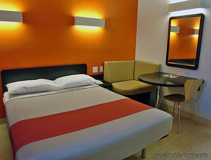 Motel 6 Boston South - Брейнтри Экстерьер фото