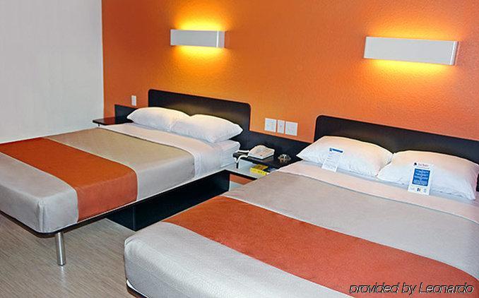 Motel 6 Boston South - Брейнтри Экстерьер фото
