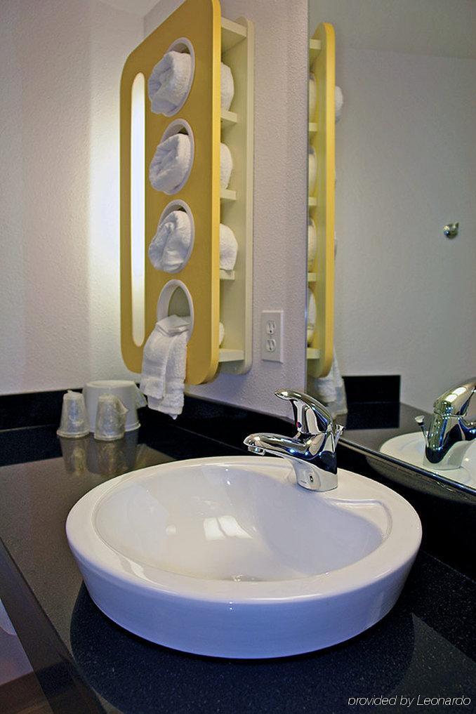 Motel 6 Boston South - Брейнтри Экстерьер фото