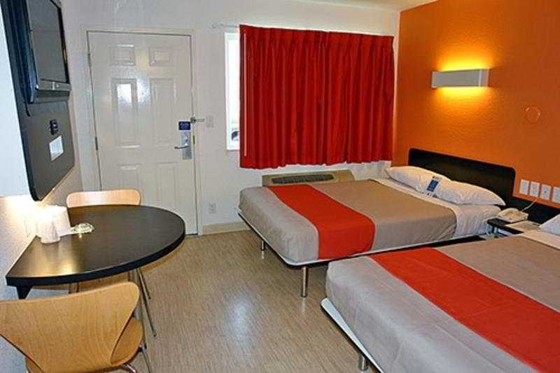Motel 6 Boston South - Брейнтри Экстерьер фото