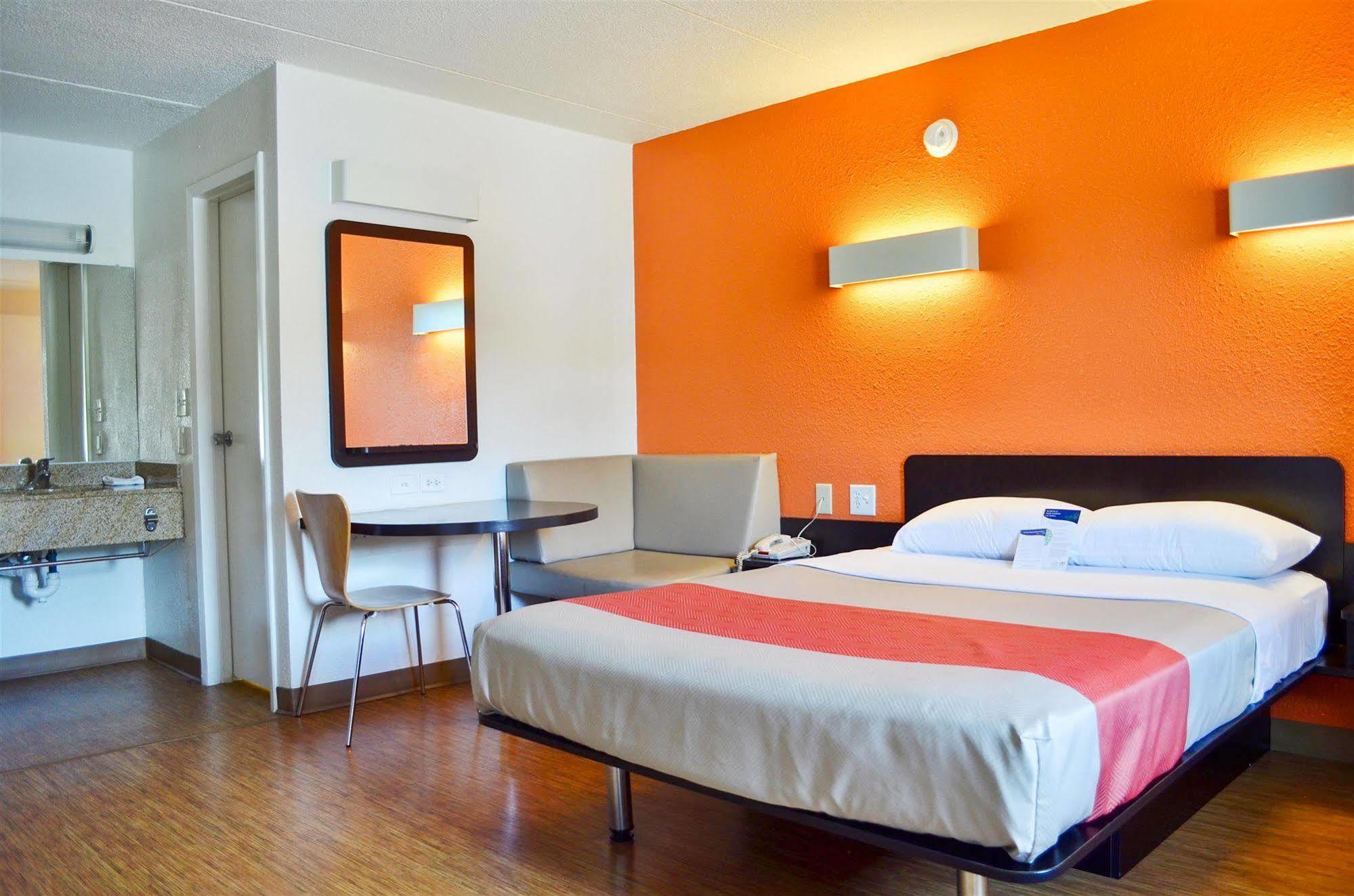 Motel 6 Boston South - Брейнтри Экстерьер фото
