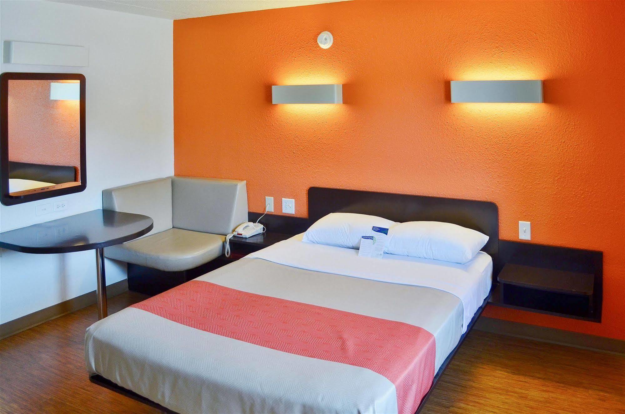 Motel 6 Boston South - Брейнтри Экстерьер фото