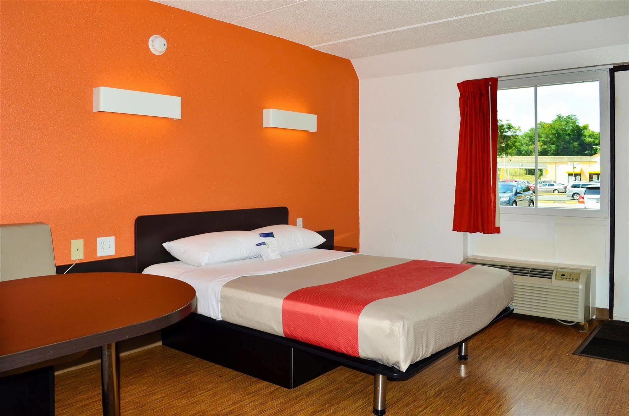 Motel 6 Boston South - Брейнтри Экстерьер фото