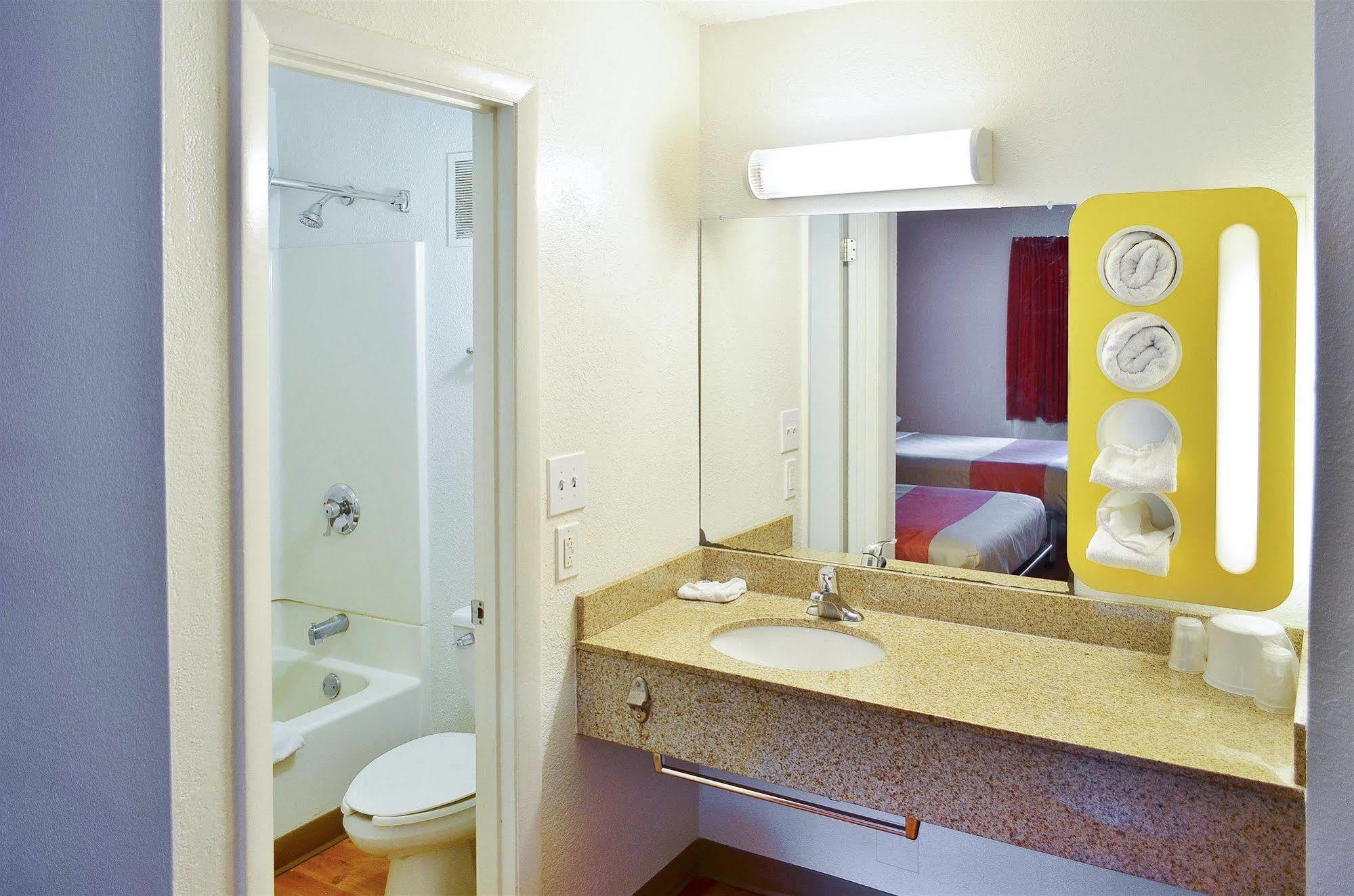 Motel 6 Boston South - Брейнтри Экстерьер фото
