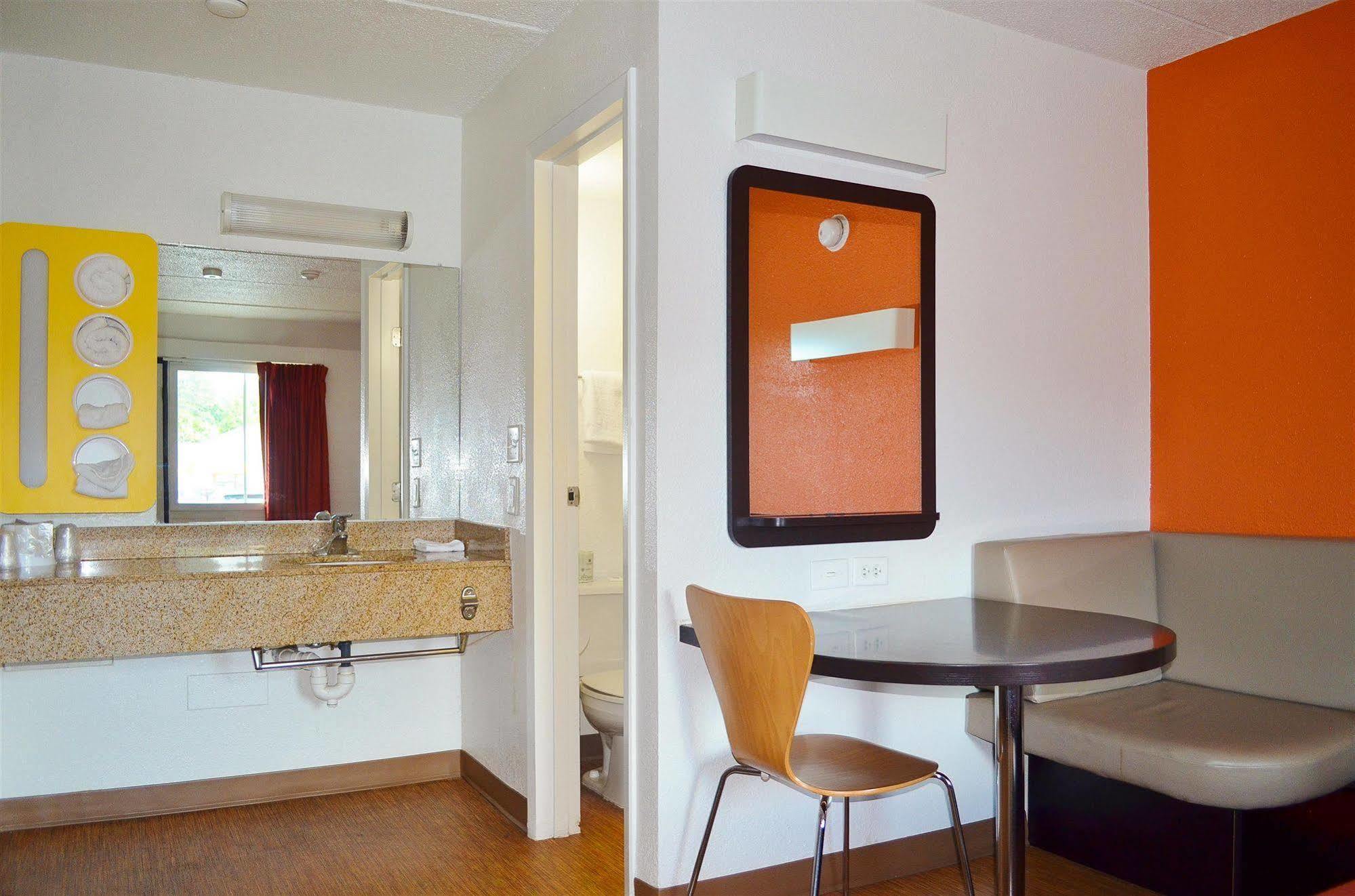 Motel 6 Boston South - Брейнтри Экстерьер фото