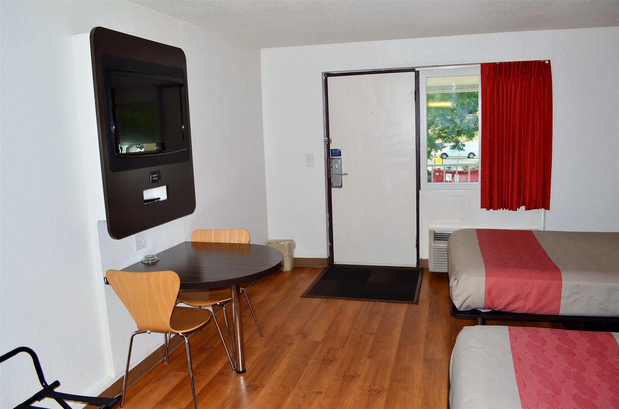 Motel 6 Boston South - Брейнтри Экстерьер фото