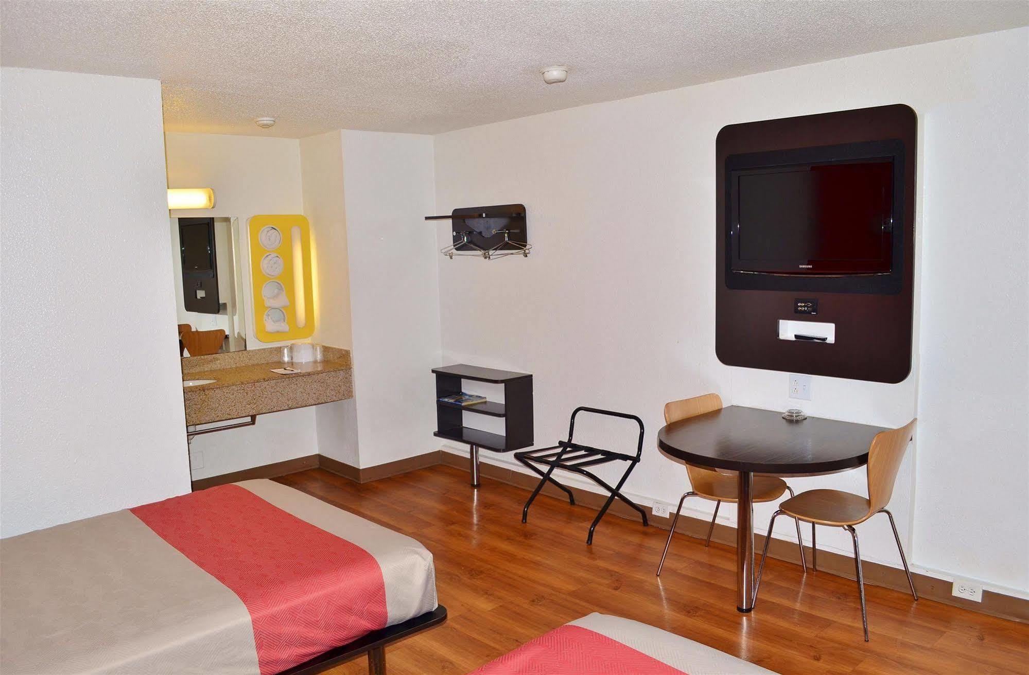 Motel 6 Boston South - Брейнтри Экстерьер фото