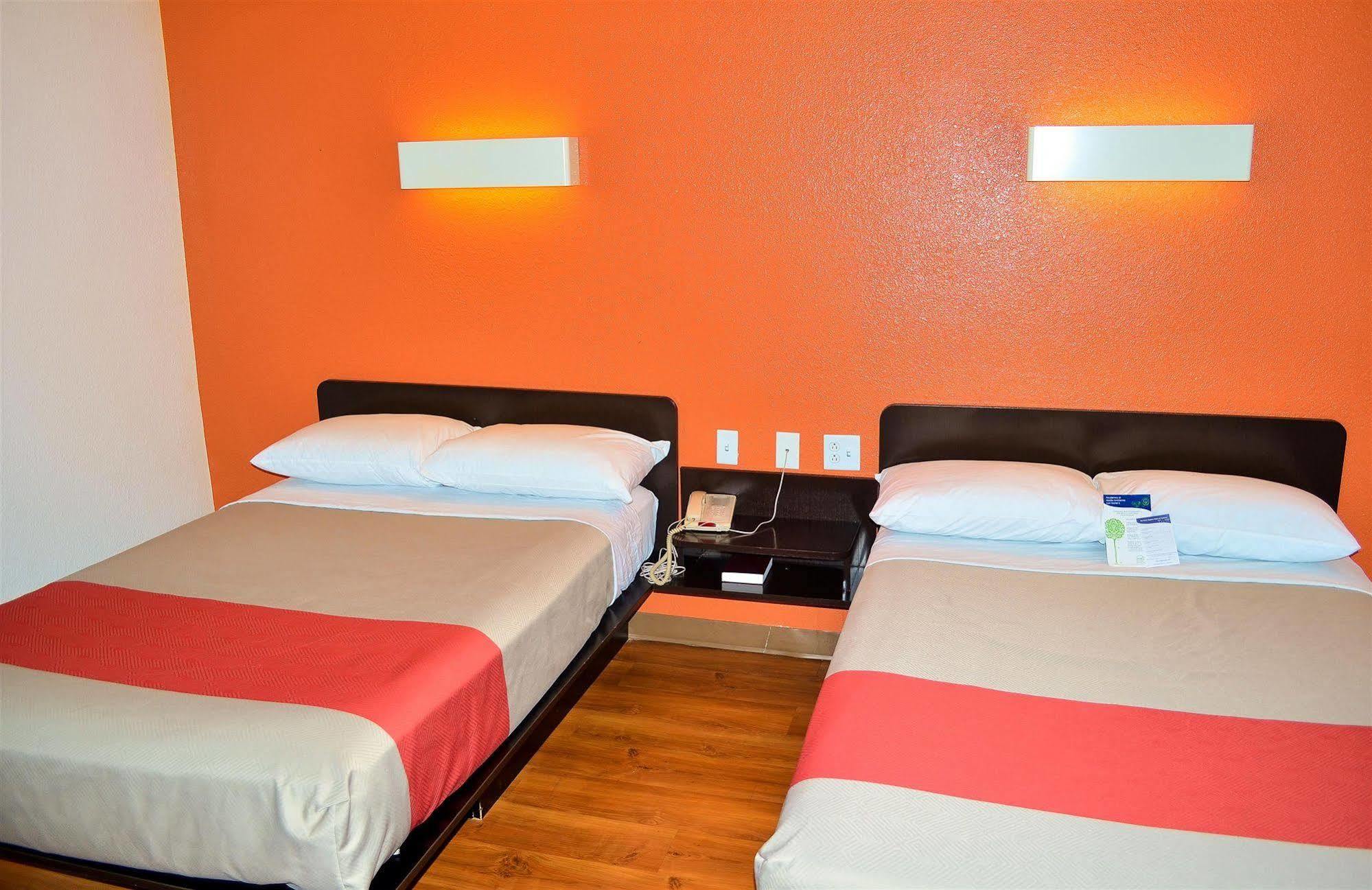 Motel 6 Boston South - Брейнтри Экстерьер фото
