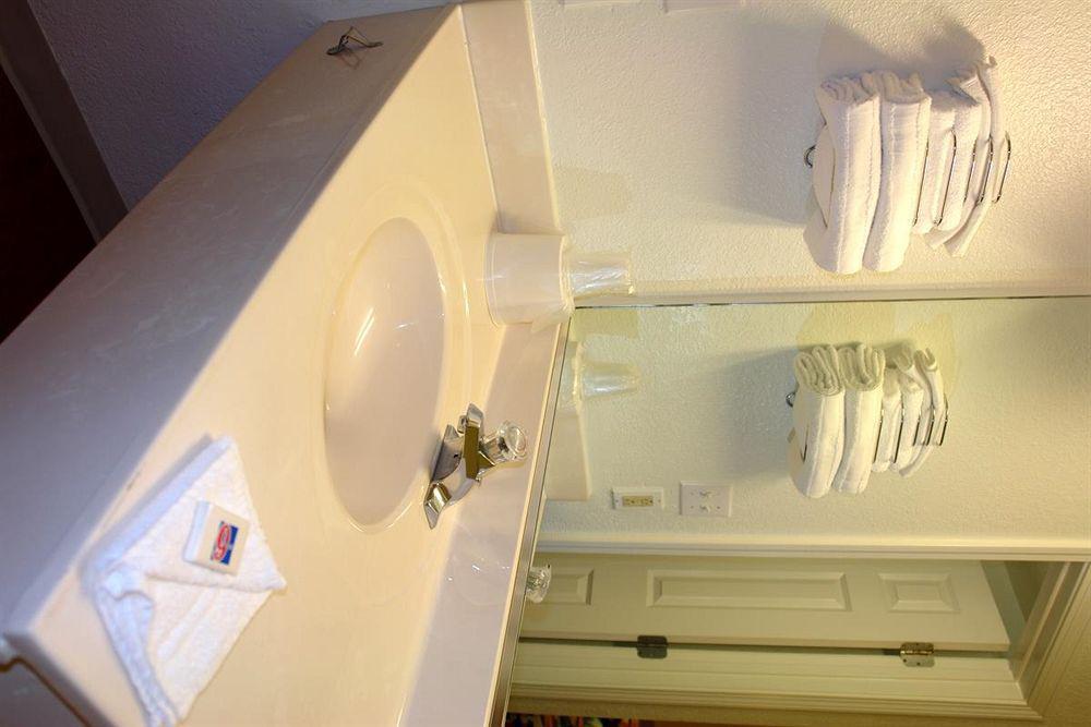Motel 6 Boston South - Брейнтри Экстерьер фото